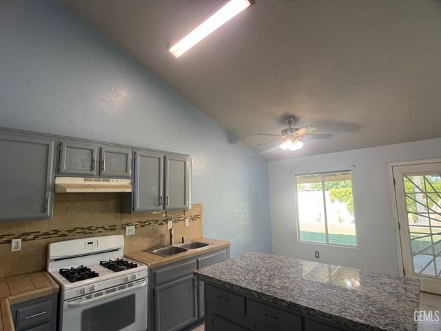 709 Calle Del Sol Street, Bakersfield, CA 93307