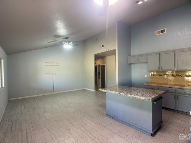 709 Calle Del Sol Street, Bakersfield, CA 93307