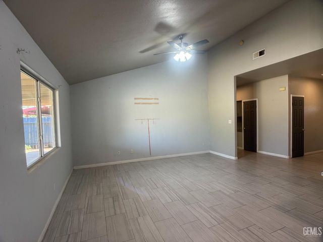 709 Calle Del Sol Street, Bakersfield, CA 93307