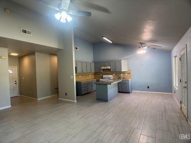 709 Calle Del Sol Street, Bakersfield, CA 93307