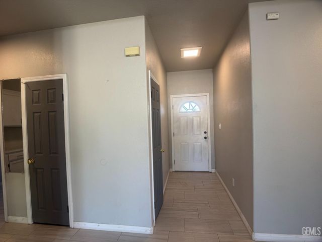 709 Calle Del Sol Street, Bakersfield, CA 93307