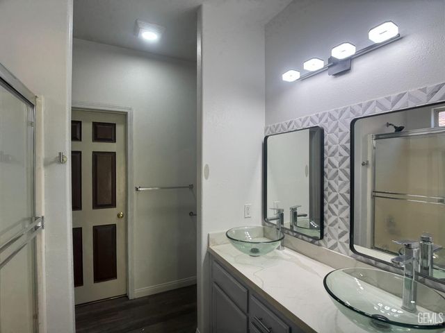 709 Calle Del Sol Street, Bakersfield, CA 93307
