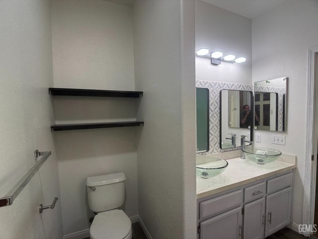 709 Calle Del Sol Street, Bakersfield, CA 93307