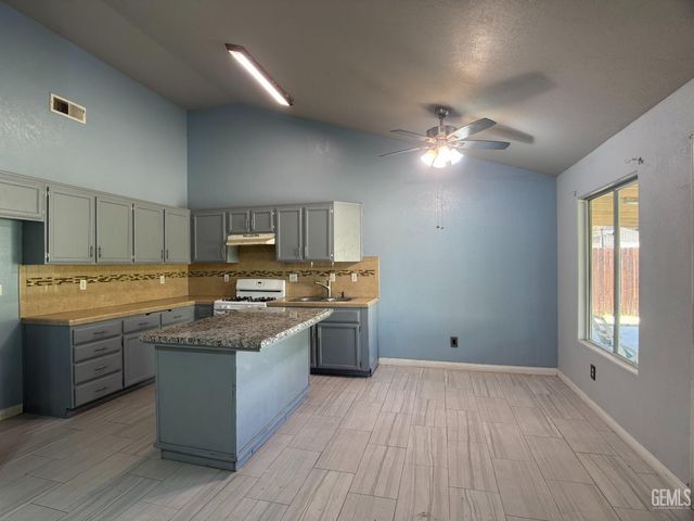 709 Calle Del Sol Street, Bakersfield, CA 93307