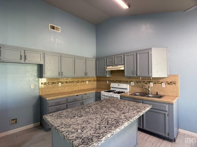 709 Calle Del Sol Street, Bakersfield, CA 93307