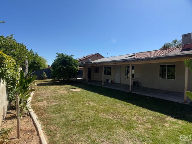 709 Calle Del Sol Street, Bakersfield, CA 93307