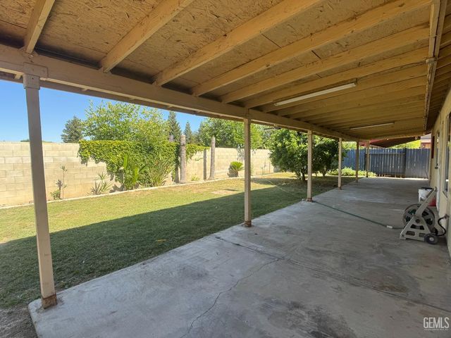 709 Calle Del Sol Street, Bakersfield, CA 93307