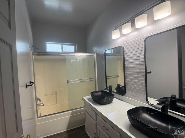 709 Calle Del Sol Street, Bakersfield, CA 93307