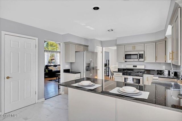 217 Long Meadow Lane, Rotterdam, NY 12306