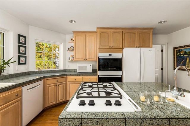 922 Freeman Ln, Grass Valley, CA 95949