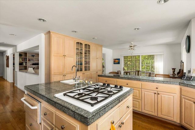 922 Freeman Ln, Grass Valley, CA 95949