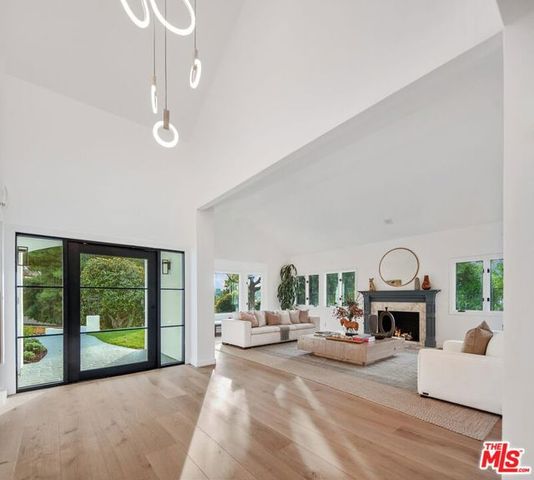 4050 Clarinda Drive, Tarzana (los Angeles), CA 91356