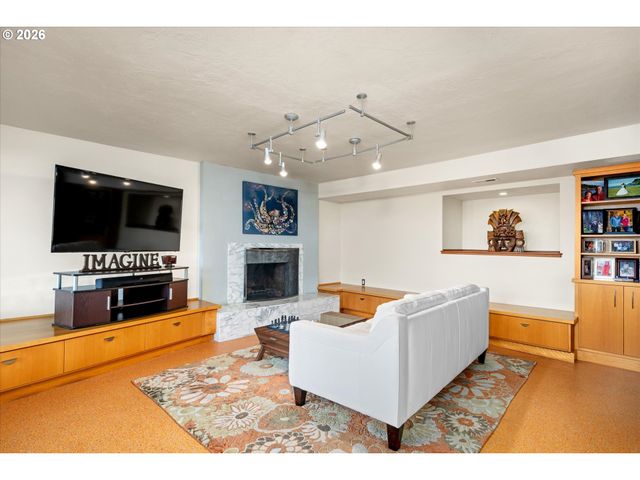 3970 N SHASTA Loop, Eugene, OR 97405