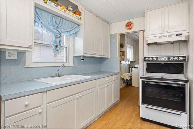 32694 Ruehle Avenue, Warren, MI 48093