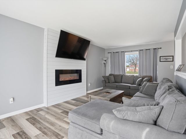 30632 Hayes Road, Roseville, MI 48066