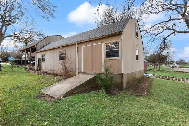 5046 Loper Circle, Streetman, TX 75859