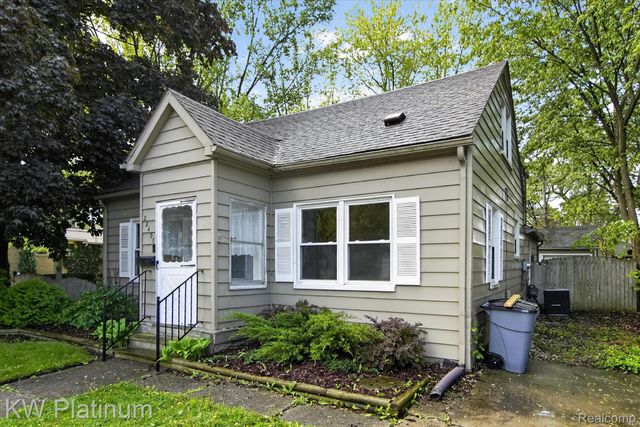 22436 Doremus Street, St. Clair Shores, MI 48080