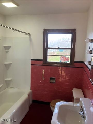 4234 Lake Road, Youngstown, OH 44511