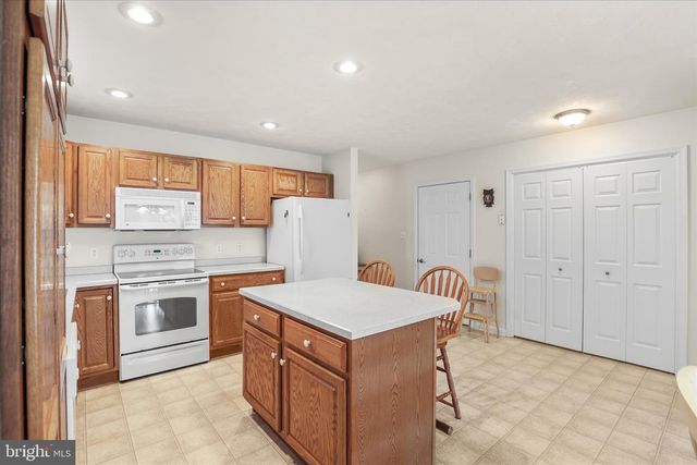 5 OXEN LN, New Oxford, PA 17350