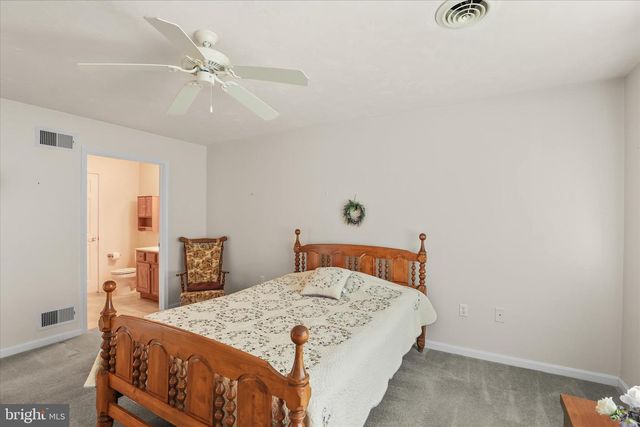 5 OXEN LN, New Oxford, PA 17350