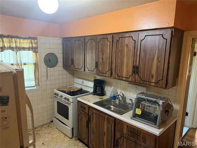 1277 Waldorf Drive, St Louis, MO 63137