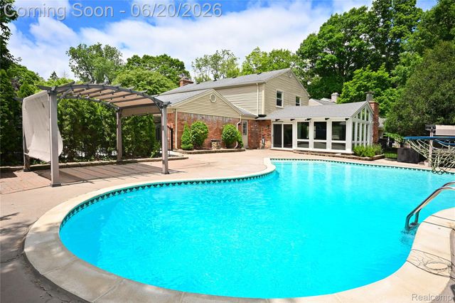 31310 Foxboro Way, Beverly Hills Village, MI 48025