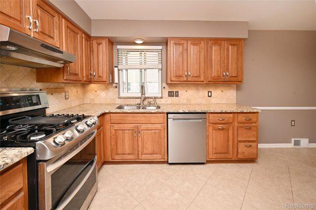31310 Foxboro Way, Beverly Hills Village, MI 48025