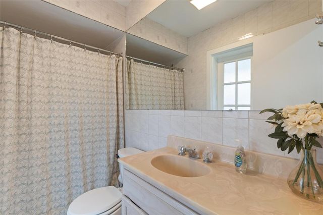 8404 FLAGSTONE DRIVE, Tampa, FL 33615