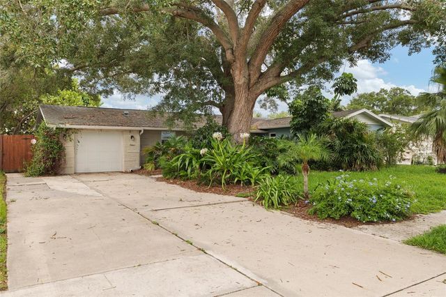 8404 FLAGSTONE DRIVE, Tampa, FL 33615