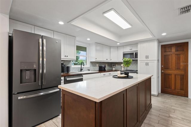 8404 FLAGSTONE DRIVE, Tampa, FL 33615