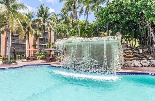 19455 NE 10 Avenue 3-106, North Miami Beach, FL 33179