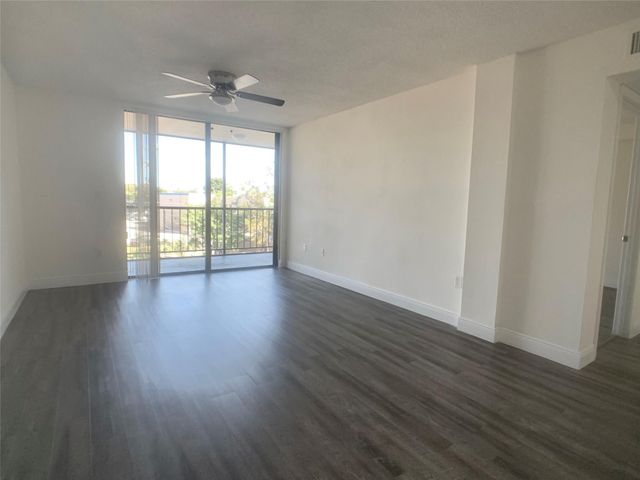 19455 NE 10 Avenue 3-106, North Miami Beach, FL 33179