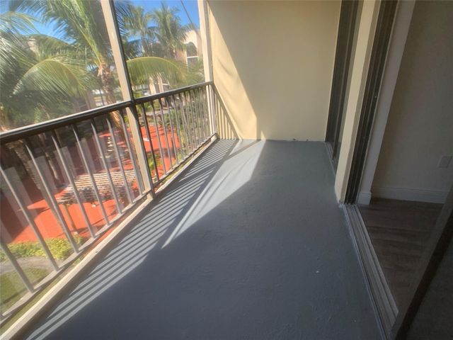 19455 NE 10 Avenue 3-106, North Miami Beach, FL 33179