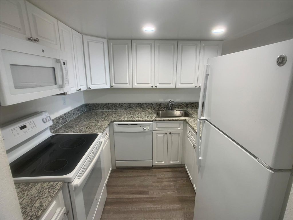 19455 NE 10 Avenue 3-106, North Miami Beach, FL 33179