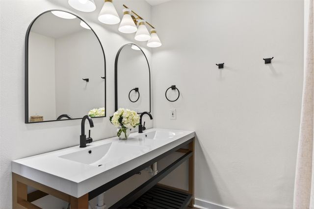 2502 Comburg Castle WAY, Austin, TX 78748