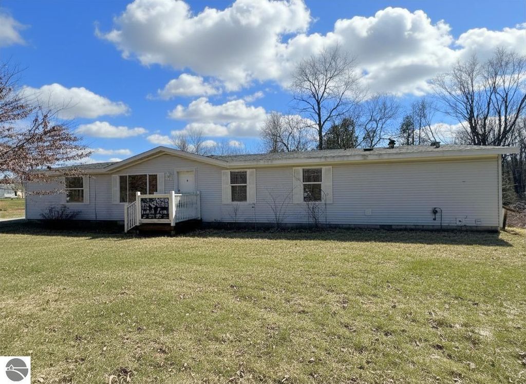 10389 S Grant Avenue, Clare, MI 48617