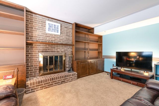 820 Long Meadow Drive, Schaumburg, IL 60193