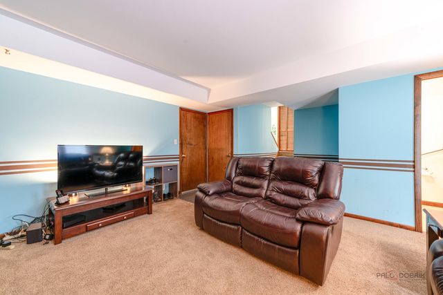 820 Long Meadow Drive, Schaumburg, IL 60193