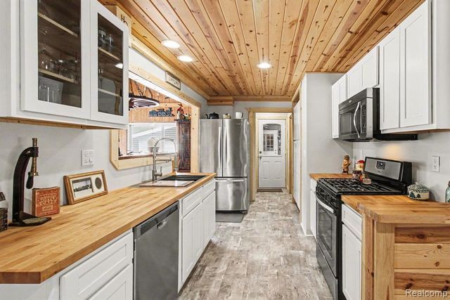 9631 Byron Road, Howell, MI 48855