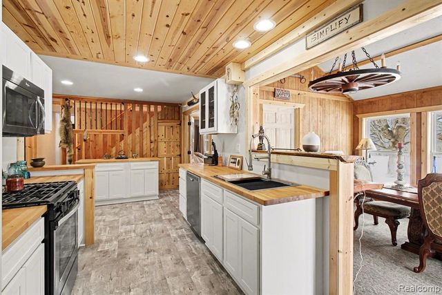 9631 Byron Road, Howell, MI 48855