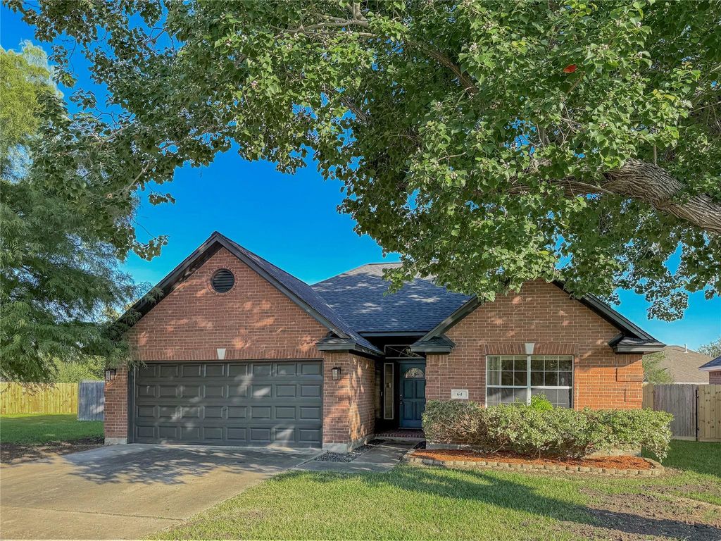 64 Tangerine Court, Lake Jackson, TX 77566