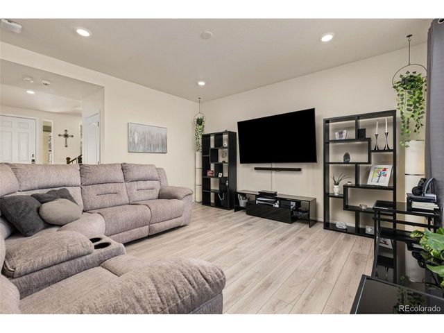 322 N Patsburg St, Aurora, CO 80018