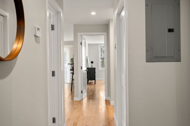 25 Holly Ln 1D, Brookline, MA 02467