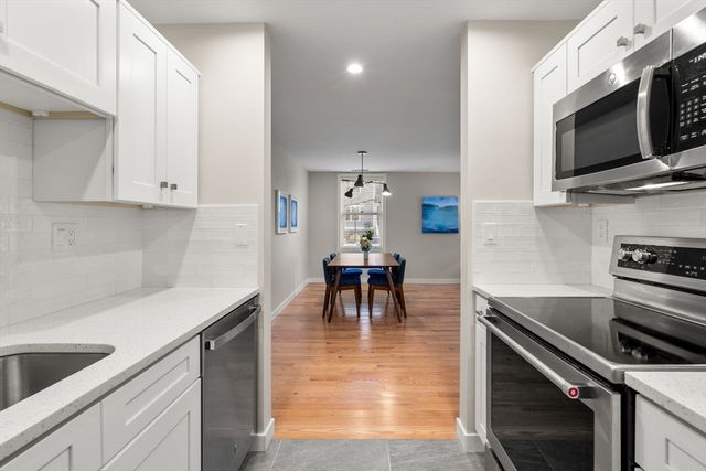 25 Holly Ln 1D, Brookline, MA 02467