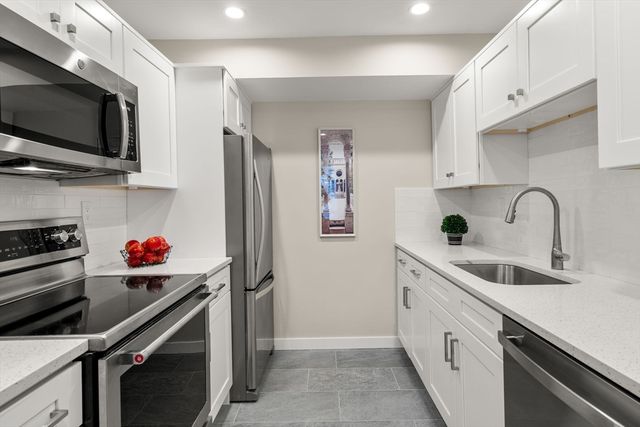 25 Holly Ln 1D, Brookline, MA 02467