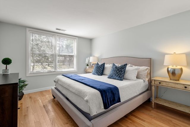 25 Holly Ln 1D, Brookline, MA 02467