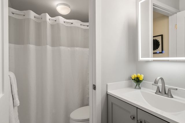 25 Holly Ln 1D, Brookline, MA 02467