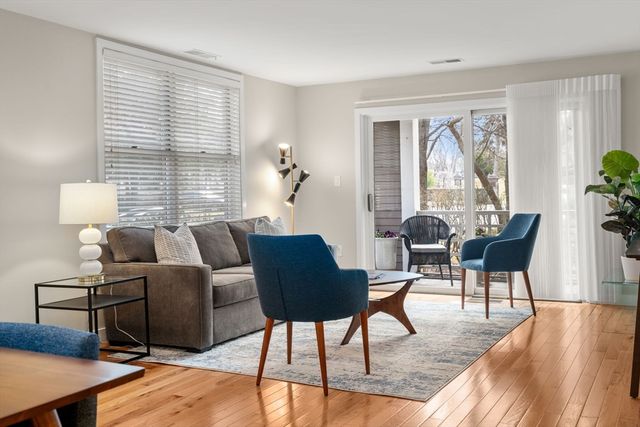 25 Holly Ln 1D, Brookline, MA 02467