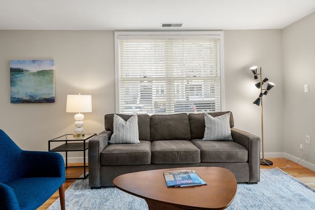 25 Holly Ln 1D, Brookline, MA 02467