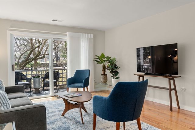 25 Holly Ln 1D, Brookline, MA 02467